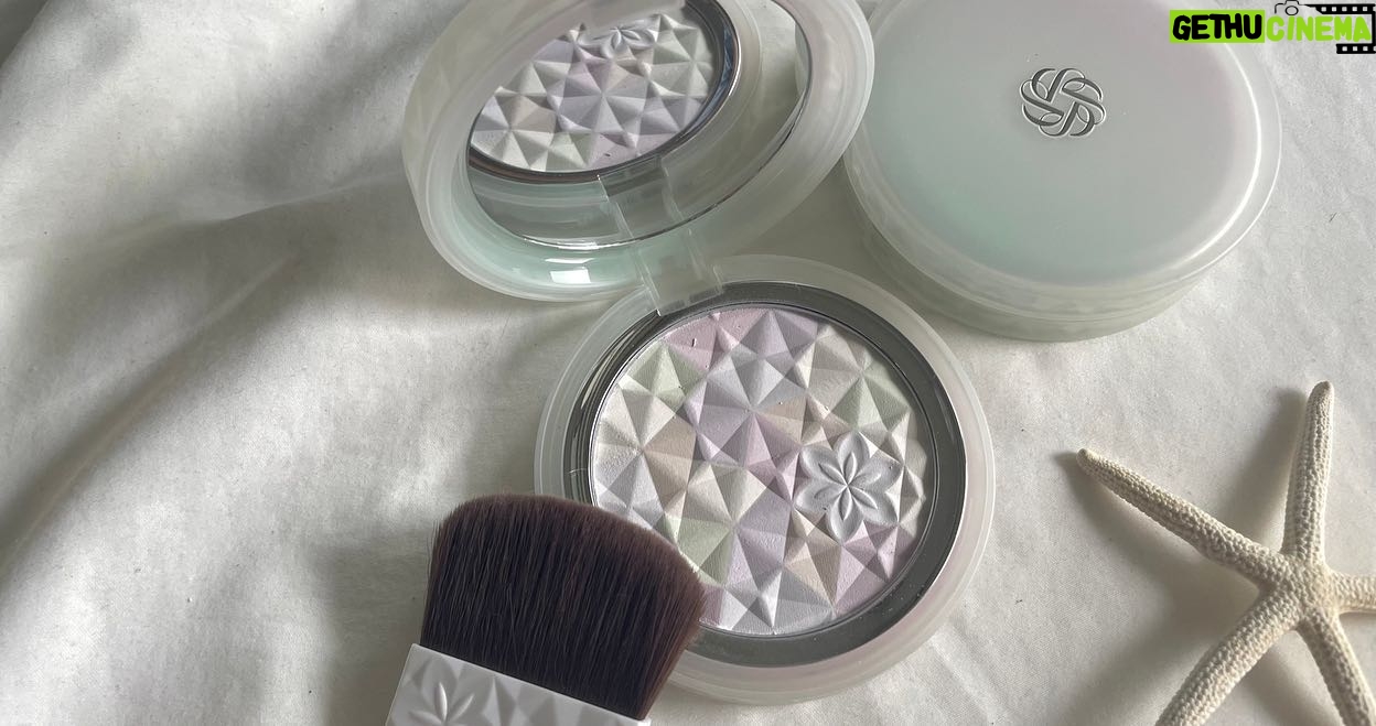 Nicole Ishida Instagram - コスメデコルテ AQ オーラ リフレクター 6色のパウダーで上品な透明感になるフェイスパウダー✨ のせた瞬間自然に肌がトーンアップ効果があるの! しかもAQスキンケアラインにも入ってる美容成分のお陰で、乾燥もしにくくてなめらかなお肌に☺️ ハリ感、ツヤ感もでるから良い感じ👏🏻 そしてブラシとパフが付いてるから 持ち歩きや好みに合わせてオススメ☀️ 最近はメイクの仕上げにパウダーのせてます☺️ みなさんチェックしてみてね! #コスメデコルテ#AQオーラリフレクター#オーラパウダー#フェイスパウダー#decorte_pr @cosmedecortejp