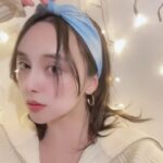 Nicole Ishida Instagram - まとうことで、水をまもる 「TRUE BLUE TEXTILE」 プロジェクト。 ファッションの環境問題をみんなで考えるため、日本の美しい水をまとうことで守っていこうというプロジェクトです☺ 水の排出量が少ない捺染機で作ったスカーフは、日本一の水質が綺麗な、高知県仁淀川の水面をプリントしているのです！水が大好きな私にとって、少しでも日本の水を守れる力になれるならと、スカーフ使ってみました 綺麗な水色なので、カバンに巻いたり、ヘアバンドにしたりいろいろ使えそう^ ^ こちらの生地は限定配布されているので応募すればもらえるとのことです☺ さらに渋谷PARCOで3/16-/317、京都市京セラ美術館で3/22-3/24まで展示会もあるみたいなので、気になる方はチェックしてみてください☺ #PR #京セラ #まもるためにまとう #truebluetextile #forearth @kyocera_official