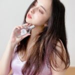 Nicole Ishida Instagram - ロクシタンより 白いランベンダーから生まれた ホワイトラベンダーが 6/1に登場しました！ このホワイトラベンダーは 植物多様性保護のために青いラベンダーを守るためにうまれたもの。 さらにロクシタンは生産者をサポートしたり ロクシタン空容器をリサイクルしたり 女性の自立を支援したりたくさんの活動したり いろんな取り組みをしてるんだって🙌🏻 あと何がいいってこの香り！ 使ってみてびっくりしたんだけど 爽やかで上品で、クリーンなフローラルムスクの香り。 これはリピートしますw ほんとに気に入りましたw よかったらチェックしてみてね🤍 #ロクシタン #白いラベンダー #サスティナブル #sdgs #loccitanepr #pr