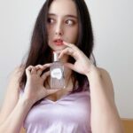 Nicole Ishida Instagram - ロクシタンより 白いランベンダーから生まれた ホワイトラベンダーが 6/1に登場しました！ このホワイトラベンダーは 植物多様性保護のために青いラベンダーを守るためにうまれたもの。 さらにロクシタンは生産者をサポートしたり ロクシタン空容器をリサイクルしたり 女性の自立を支援したりたくさんの活動したり いろんな取り組みをしてるんだって🙌🏻 あと何がいいってこの香り！ 使ってみてびっくりしたんだけど 爽やかで上品で、クリーンなフローラルムスクの香り。 これはリピートしますw ほんとに気に入りましたw よかったらチェックしてみてね🤍 #ロクシタン #白いラベンダー #サスティナブル #sdgs #loccitanepr #pr
