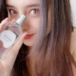 Nicole Ishida Instagram - ロクシタンより 白いランベンダーから生まれた ホワイトラベンダーが 6/1に登場しました！ このホワイトラベンダーは 植物多様性保護のために青いラベンダーを守るためにうまれたもの。 さらにロクシタンは生産者をサポートしたり ロクシタン空容器をリサイクルしたり 女性の自立を支援したりたくさんの活動したり いろんな取り組みをしてるんだって🙌🏻 あと何がいいってこの香り！ 使ってみてびっくりしたんだけど 爽やかで上品で、クリーンなフローラルムスクの香り。 これはリピートしますw ほんとに気に入りましたw よかったらチェックしてみてね🤍 #ロクシタン #白いラベンダー #サスティナブル #sdgs #loccitanepr #pr