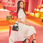Nicole Ishida Instagram - ジミーチュウ autumn 2022展示会に いってきました！ ピンクの世界の中で 素敵なアイテムがたくさんで きゅんきゅんしてきた♡ 写真のカバンとシューズが ジミーチュウです！ #jimmychoo #jimmychooautumn2022 #ジミーチュウ