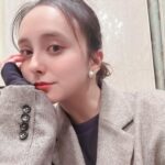 Nicole Ishida Instagram - 今年もお世話になりました。 たくさんの人に会って たくさんのことがあったねぇ そして 髪もバッサリきったねぇ。 来年はどんな一年になるかなぁ。 少しドキドキで、ワクワクしてます。 こんなわたくしですが 来年もお仕事がんばりますので みなさま、どうぞよろしくお願いします！ みんなにたくさん届けられることができるようにがんばります☺️ さぁ、今年一年 みんなたくさんがんばりました！！ 素敵な年越しになりますように☺️ 良いお年をお迎えください🎍 #2023 #👋🏻