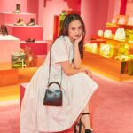 Nicole Ishida Instagram - ジミーチュウ autumn 2022展示会に いってきました！ ピンクの世界の中で 素敵なアイテムがたくさんで きゅんきゅんしてきた♡ 写真のカバンとシューズが ジミーチュウです！ #jimmychoo #jimmychooautumn2022 #ジミーチュウ