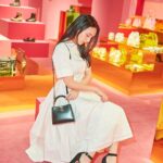 Nicole Ishida Instagram - ジミーチュウ autumn 2022展示会に いってきました！ ピンクの世界の中で 素敵なアイテムがたくさんで きゅんきゅんしてきた♡ 写真のカバンとシューズが ジミーチュウです！ #jimmychoo #jimmychooautumn2022 #ジミーチュウ
