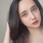 Nicole Ishida Instagram - コスメデコルテ AQ オーラ リフレクター 6色のパウダーで上品な透明感になるフェイスパウダー✨ のせた瞬間自然に肌がトーンアップ効果があるの！ しかもAQスキンケアラインにも入ってる美容成分のお陰で、乾燥もしにくくてなめらかなお肌に☺️ ハリ感、ツヤ感もでるから良い感じ👏🏻 そしてブラシとパフが付いてるから 持ち歩きや好みに合わせてオススメ☀️ 最近はメイクの仕上げにパウダーのせてます☺️ みなさんチェックしてみてね! ＃コスメデコルテ＃AQオーラリフレクター＃オーラパウダー＃フェイスパウダー#decorte_pr @cosmedecortejp