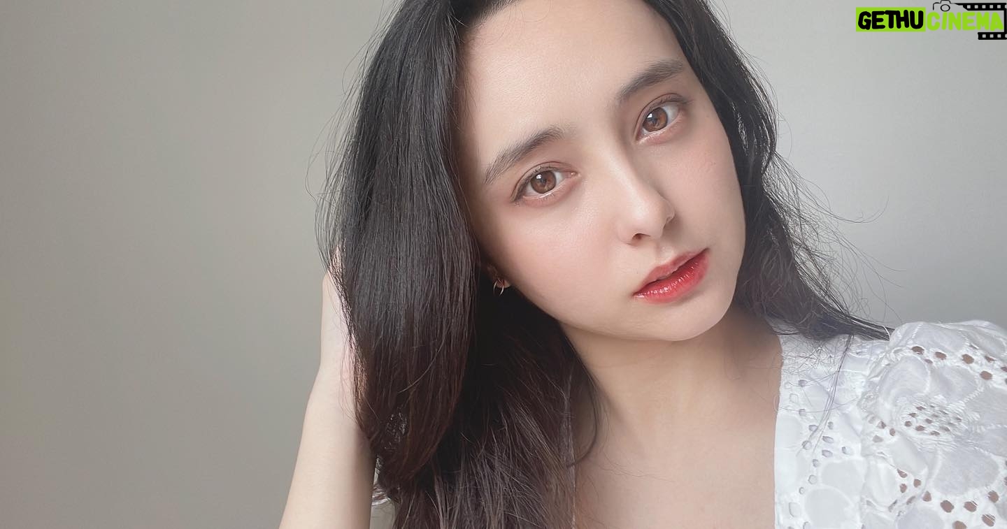 Nicole Ishida Instagram - コスメデコルテ AQ オーラ リフレクター 6色のパウダーで上品な透明感になるフェイスパウダー✨ のせた瞬間自然に肌がトーンアップ効果があるの! しかもAQスキンケアラインにも入ってる美容成分のお陰で、乾燥もしにくくてなめらかなお肌に☺️ ハリ感、ツヤ感もでるから良い感じ👏🏻 そしてブラシとパフが付いてるから 持ち歩きや好みに合わせてオススメ☀️ 最近はメイクの仕上げにパウダーのせてます☺️ みなさんチェックしてみてね! #コスメデコルテ#AQオーラリフレクター#オーラパウダー#フェイスパウダー#decorte_pr @cosmedecortejp