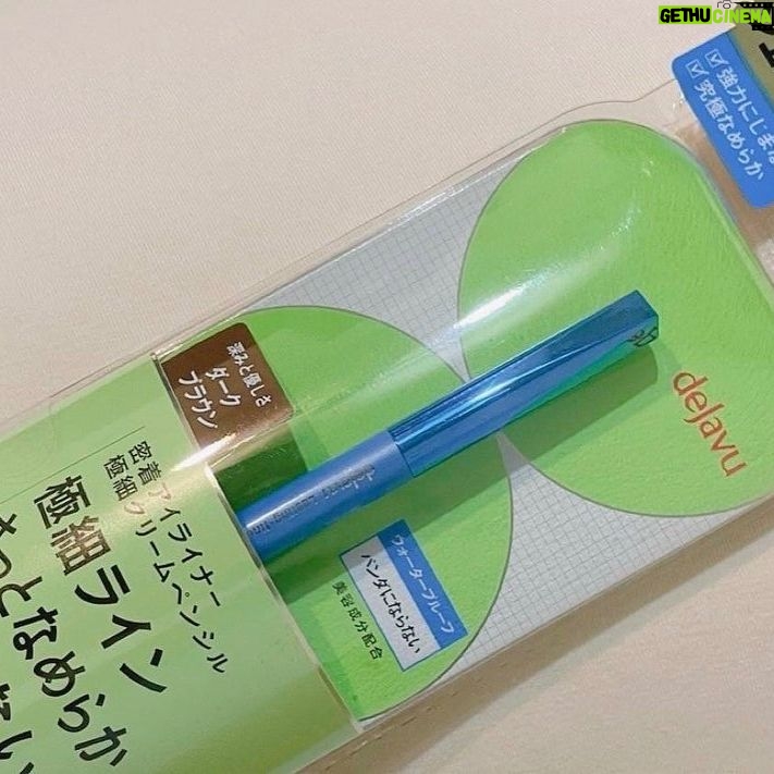 Nicole Ishida Instagram - デジャヴュ 密着アイライナー 極細クリームペンシル ダークブラウン 新発売の極細クリームペンシル使ってみたら、 滑らかな書き心地で、目を目立たせつつも極細ラインが描けて、滲みにくい^ ^ ナチュラルメイクでアイライナーだけすこし長めに引いても 柔らかい色合いだから目に馴染むよ☺️ 極細クリームペンシルがバラエティストア、イミュECに加えて、 3月24日(金)に全国のドラッグストア、大型スーパーで発売されているのでみなさんもチェックしてみてね☺️✨ #タイアップ #デジャヴュ #極細クリームペンシル