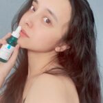 Nicole Ishida Instagram - ニキビの原因や肌のごわつきは古い角質が原因。 マスクや紫外線で肌荒れすることがあったんだけど、 このエファクラ ピールケア セラムを2週間使ってみたら ニキビやごわつきが気にならなくなってきました🙏🏻 簡単に使えるし、保湿もできる、あと敏感肌*にも優しいピールケア だから簡単に日常のスキンケアにプラスできたこともうれしい☺️ 乾燥しやすいこれからの冬に向けて保湿もできる角質ケア、みなさんもチェックしてね！🍁 *すべての人に肌トラブルがおきないわけではありません #肌トラブルに角質ケア #エファクラピールケアセラム #ラロッシュポゼ #pr