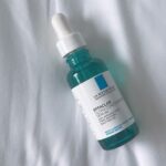 Nicole Ishida Instagram - ニキビの原因や肌のごわつきは古い角質が原因。 マスクや紫外線で肌荒れすることがあったんだけど、 このエファクラ ピールケア セラムを2週間使ってみたら ニキビやごわつきが気にならなくなってきました🙏🏻 簡単に使えるし、保湿もできる、あと敏感肌*にも優しいピールケア だから簡単に日常のスキンケアにプラスできたこともうれしい☺️ 乾燥しやすいこれからの冬に向けて保湿もできる角質ケア、みなさんもチェックしてね！🍁 *すべての人に肌トラブルがおきないわけではありません #肌トラブルに角質ケア #エファクラピールケアセラム #ラロッシュポゼ #pr
