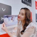 Nicole Ishida Instagram - カレンダー発売しまして 発売イベントしてきました。 久しぶりにみんなに会えて すごい楽しかったし この仕事しててよかったって 頑張ってきてよかったなって 感じました。 そう思わせてくれる皆様 本当にいつもありがとう。 素敵な時間でした^ ^ 2023年カレンダー Which is.. みなさんの手元に届いて 一年間一緒にいれますように^ ^ #cheki_instax
