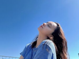 Nicole Ishida Instagram - たくさんのメッセージ
ありがとでした。

おうちのでの写真。
太陽あたるの大事な時間☀️