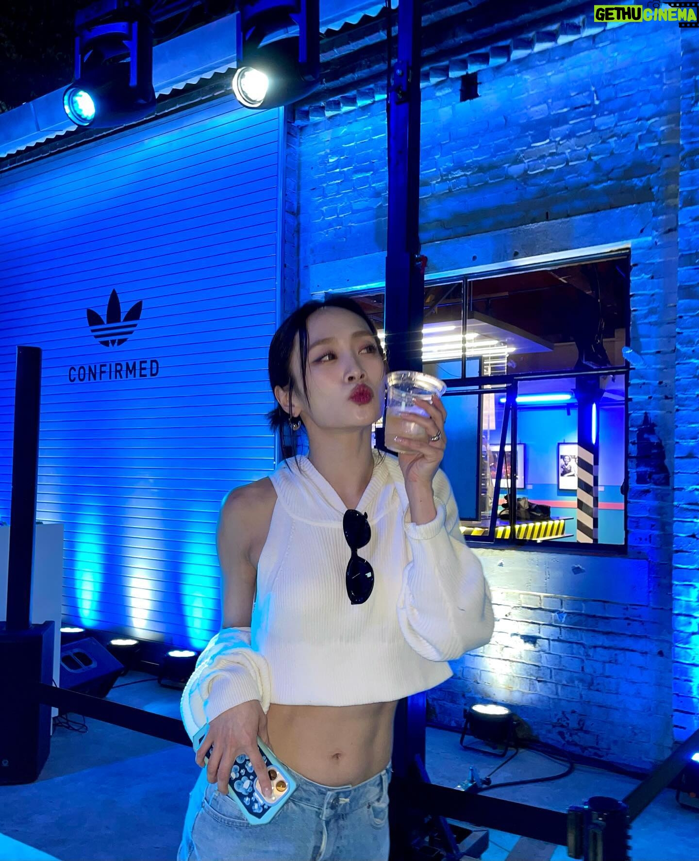 Nicole Jung Instagram - It’s Friday night 💙 @originals_kr