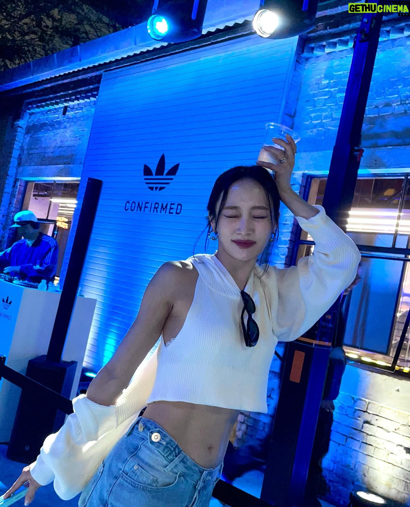 Nicole Jung Instagram - It’s Friday night 💙 @originals_kr