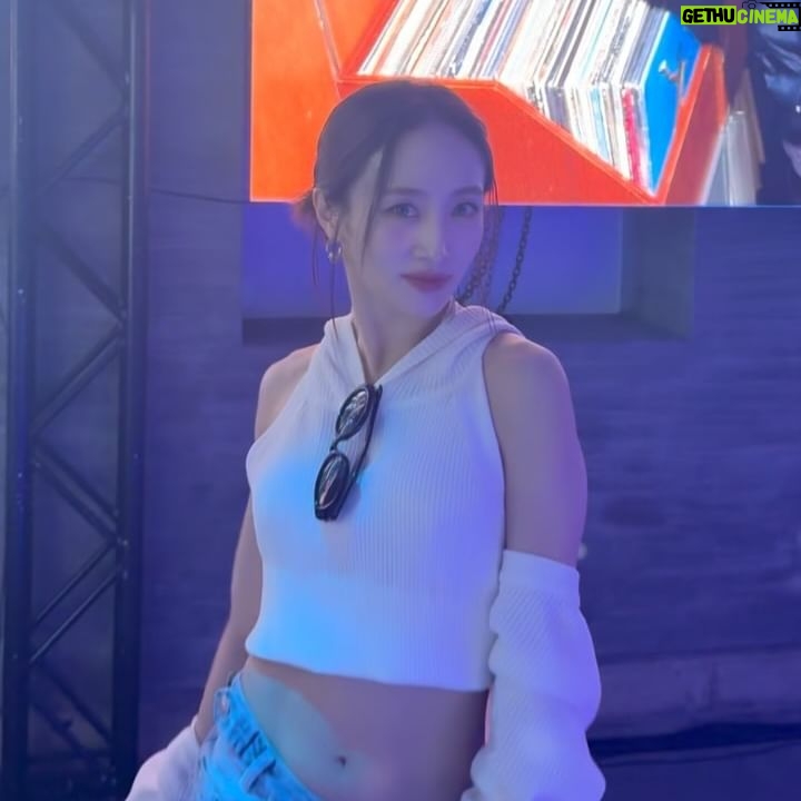 Nicole Jung Instagram - It’s Friday night 💙 @originals_kr