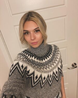 Nicole Maines Instagram - My New Year’s resolution is to learn how to set up my Kindle
