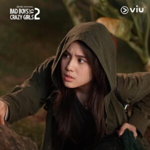 Nicole Rossi Instagram - #Repost @badboysvscrazygirls
・・・
Hmm, Kikan kenapa sembunyi-sembunyi gitu ya? Laura dan Prisa jadi kepo tuh 🧐

Series Viu Original Bad Boys VS Crazy Girls 2 tayang mulai 4 Desember 2023 di @viuindonesia 

#Viu #BadBoysVSCrazyGirls #badboysvscrazygirls2