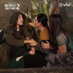 Nicole Rossi Instagram - #Repost @badboysvscrazygirls
・・・
Hmm, Kikan kenapa sembunyi-sembunyi gitu ya? Laura dan Prisa jadi kepo tuh 🧐

Series Viu Original Bad Boys VS Crazy Girls 2 tayang mulai 4 Desember 2023 di @viuindonesia 

#Viu #BadBoysVSCrazyGirls #badboysvscrazygirls2