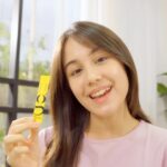Nicole Rossi Instagram - Siapa nih yang suka skip pakai skincare atau sunscreen karena lagi buru-buru? 😣 Gak usah pusing lagi! Soalnya ada @phhubby.id ☀️ Suncream yang dibuat oleh Korea’s sun care experts, melindungi kulit dari sinar UV dan juga ada kandungan 65% skincarenya lho! ✨ Ada versi sachetnya juga, jadi praktis banget buat dibawa 💛 Ada yang udah coba suncream Ph Hubby? ☺️ #PhHubbyYourSunBuddy #PhHubbyIndonesia #1gramCountlessBenefits