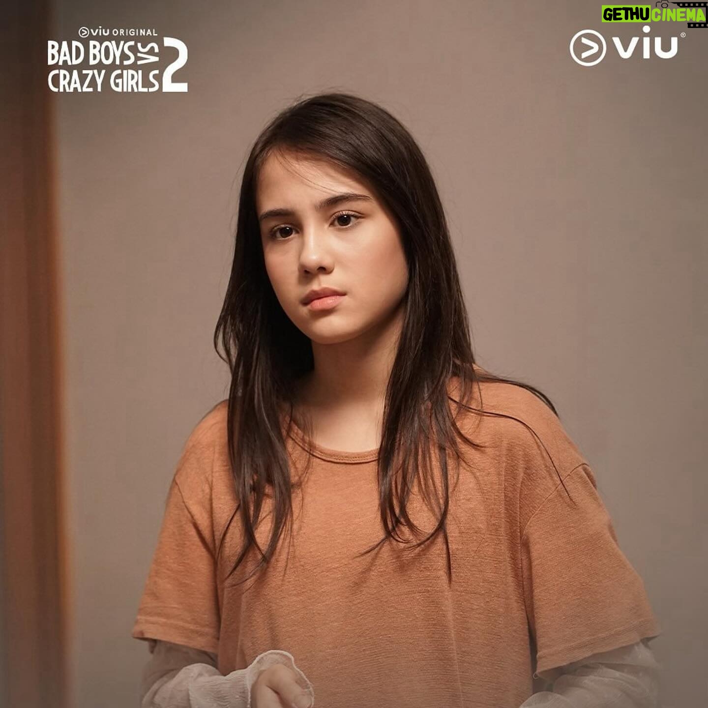 Nicole Rossi Instagram - #Repost @badboysvscrazygirls γ»γ»γ» Imut nan pemberani. Cewek bernama Kikan (@nicole_rossi_) ini bakal ngelakuin apapun demi melindungi anggota keluarga yang dia sayang π Tungguin di series Viu Original Bad Boys vs Crazy Girls Season 2, coming soon ya! @viuindonesia #Viu #BadBoysvsCrazyGirls #BadBoysvsCrazyGirls2