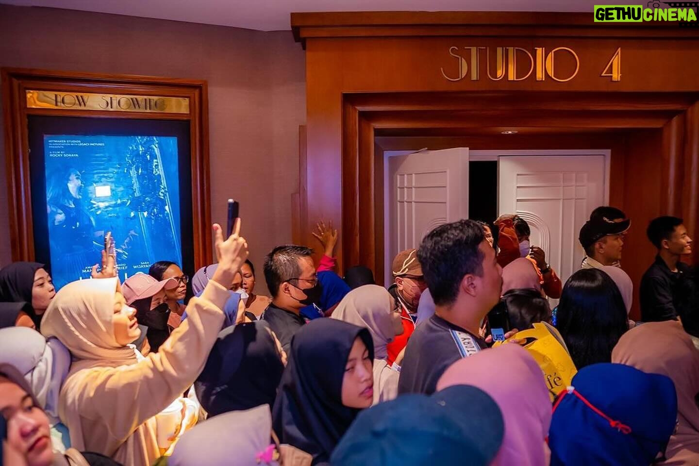 Nicole Rossi Instagram - Mega Bekasi XXI see you soon di show ke 3 dan show ke 4 π€ Slide 2 : Keseruan para cast indigo cinema visit ke PGC (Pusat Grosir Cililitan ) , terimakasih banyak sahabat Indigo semuanya π€ Bagi yang belum nonton INDIGO dan belum menjadi sahabat Indigo , yuk jangan lupa ajak teman, sahabat, gebetan dan keluarga kamu juga utk nonton film Indigo dan jadi sahabat Indigo π«Άπ» #Indigo #filmindigo