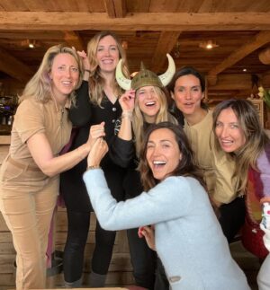 Nicoletta Romanoff Instagram - Pasqua 2024 🕊️🤍
 🙌🏻❤️🐰anche se a ballare siamo sempre solo io e te @caterinabalivo 💃🏼💃🏻