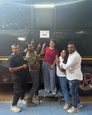 Nidhi Bisht Instagram - It’s been exactly 4 weeks and the love that YOU all have showered upon our show just keeps getting stronger ❤️❤️🤗🤗 your messages, DMs , mails, calls .. really means a lot !!! This will make us work harder 🤞🧿
Thank you bolke emotion chota lagega par Oxford English dictionary ke anusaar wahi best rahega .. so you know what I mean :))) 

*ye kehkar navyuvati bhagti huyi apni AC seat ke saamne baith sukoon ki aah bharti hai*

In the pic with @murad bhai , @Nilesh bhai, @shabnam and @manoj da . Missing @mirrormirrorofficial - thank you for making Sujata look so pretty and lovely❤️

#maamlalegalhaionnetflix #poshampapictures