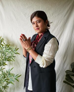Nidhi Bisht Instagram - Maamla Legal Hai, now streaming, only on Netflix. So grateful for the incredible response on our show❤️❤️

Wearing @mohindia_official @houseoftuhina 
Styled by @smitikaur

HMU by @mirrormirrorofficial 

Picture credits @prashandtap 

#maamlalegalhaionnetflix #maamlalegalhai #MLH #poshampapictures #sujata #didi #nidhibisht