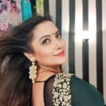 Nidhi Uttam Instagram – Dolled up for a traditional evening! Bringing some glam to the festivities with @officialswissbeauty 💄🌟 
Love this timeless song from Main hoon Naa🥰🎶
 

#TraditionalVibes #eveningglow #tutorial #grwm #makeup #eveninglook 
@viral.pitch