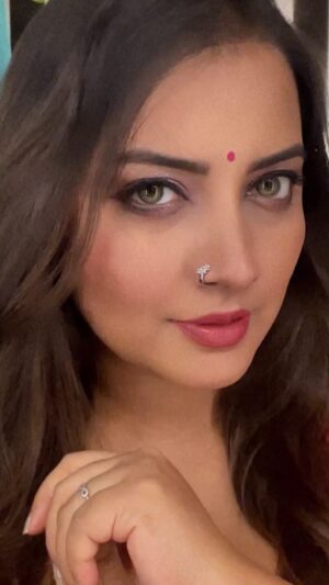 Nidhi Uttam Instagram - #gulabisaree 🌸
