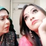 Nidhi Uttam Instagram - I am such a brave one😂😂😂 with my pretty onscreen maa🥰 @medhajambotkar ♥️ #throwback #shootdairies #comedy #comedyreels #missthosedays #nandini #bhabhimaa #yrkkh