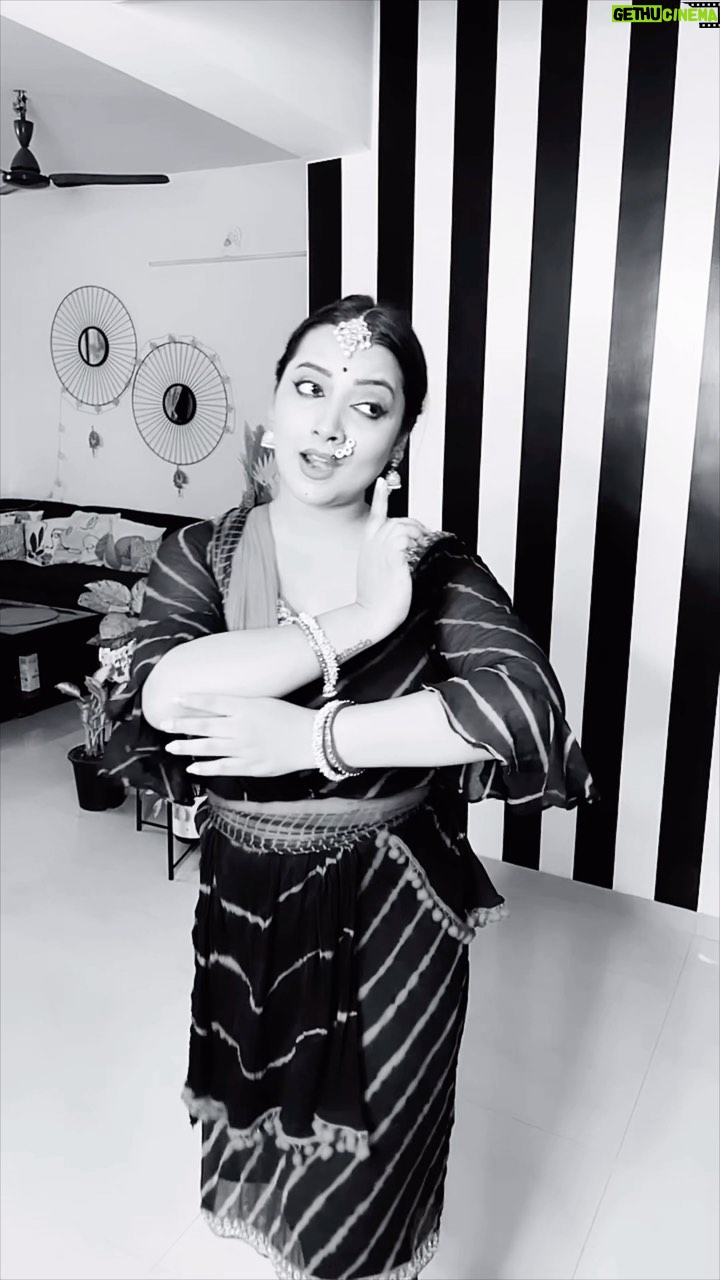 Nidhi Uttam Instagram - I am a non-dancer and never got the opportunity to learn! So here I am, Dipping my toes into the 70s dance scene & it was a wild ride with @rasikadeshpande9 Thanks for teaching me so patiently🙈 But I’m here to tell you that hard work and practice can turn anyone into a dancer! 🕺💃 Need your cheers to keep me grooving! 🎶🌟 Film: Mera gaon mera desh Song: aya aya ataria mein #70sDanceChallenge #NonDancerTurnedDancer #encourageyourself #abcd #hardworkpaysoffs #anybodycandance #nidhiuttam #latamangeshkar #meragaonmeradesh