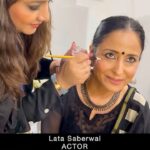 Nidhi Uttam Instagram – Our favourite @lataa.saberwal  at the Dreamcatchers Expo getting glitter art ✨🖌️ 
Thanks for your kind words & always encouraging us to do better😇🫶🏼 
Gift a personalised song to your loved ones today🥰♥️ DM us for any queries @realdreamcatchers