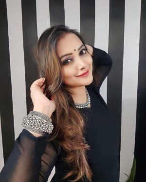 Nidhi Uttam Instagram - Feeling chic and stylish in black🖤 
#traditional #loveforblack