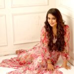Nidhi Uttam Instagram – ‘MAY’ blooms, endless possibilities. 🌷
#floralchic
Outfit~ @forevernew_india
Mua ~ @makeupbyvaish
Photographer ~ @faizialiphotography
