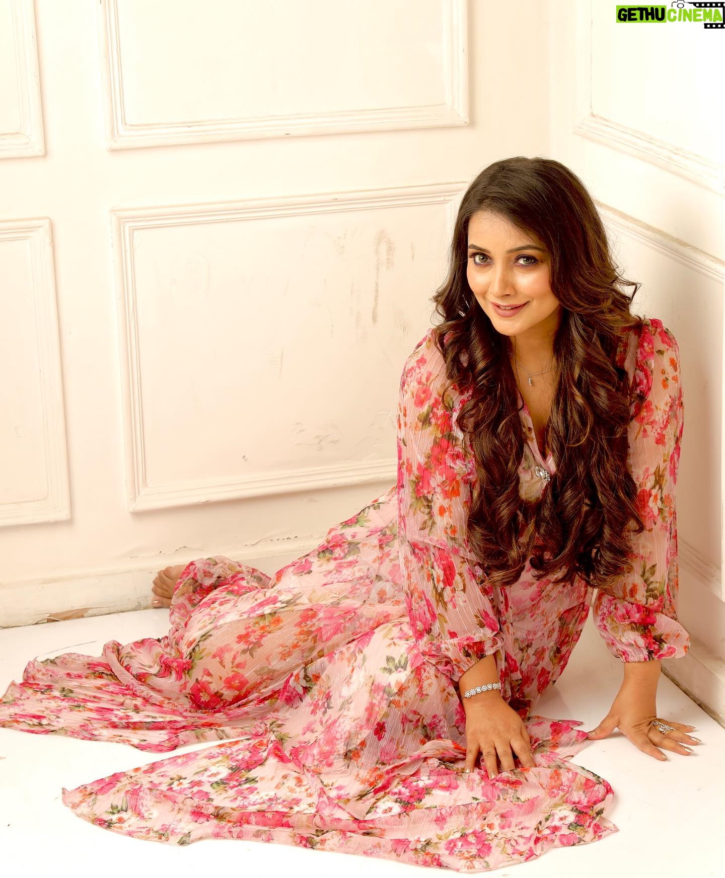 Nidhi Uttam Instagram - ‘MAY’ blooms, endless possibilities. 🌷 #floralchic Outfit~ @forevernew_india Mua ~ @makeupbyvaish Photographer ~ @faizialiphotography