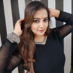 Nidhi Uttam Instagram - Feeling chic and stylish in black🖤 #traditional #loveforblack