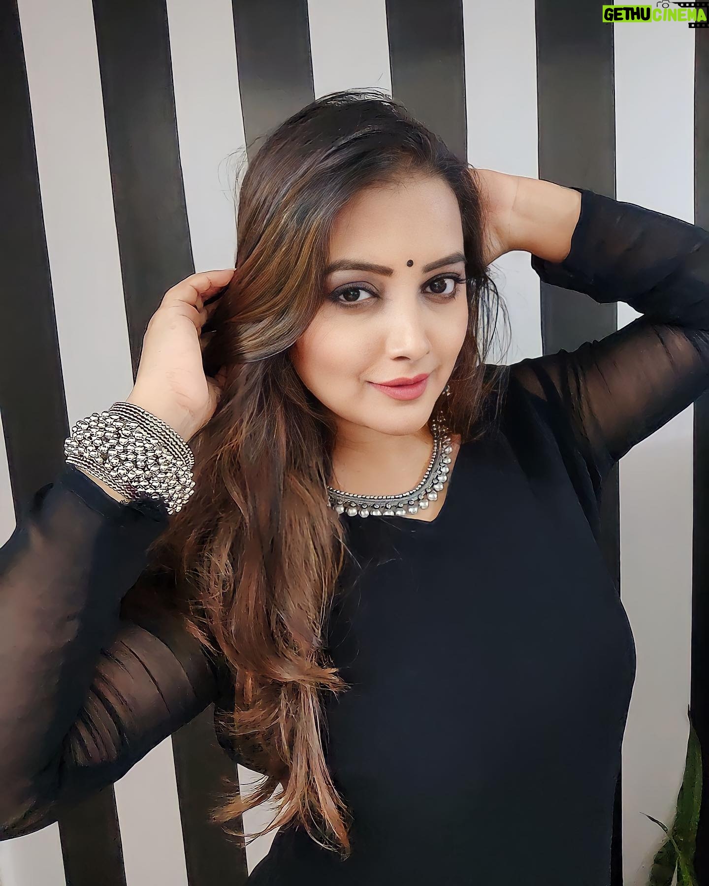 Nidhi Uttam Instagram - Feeling chic and stylish in blackš¤ #traditional #loveforblack