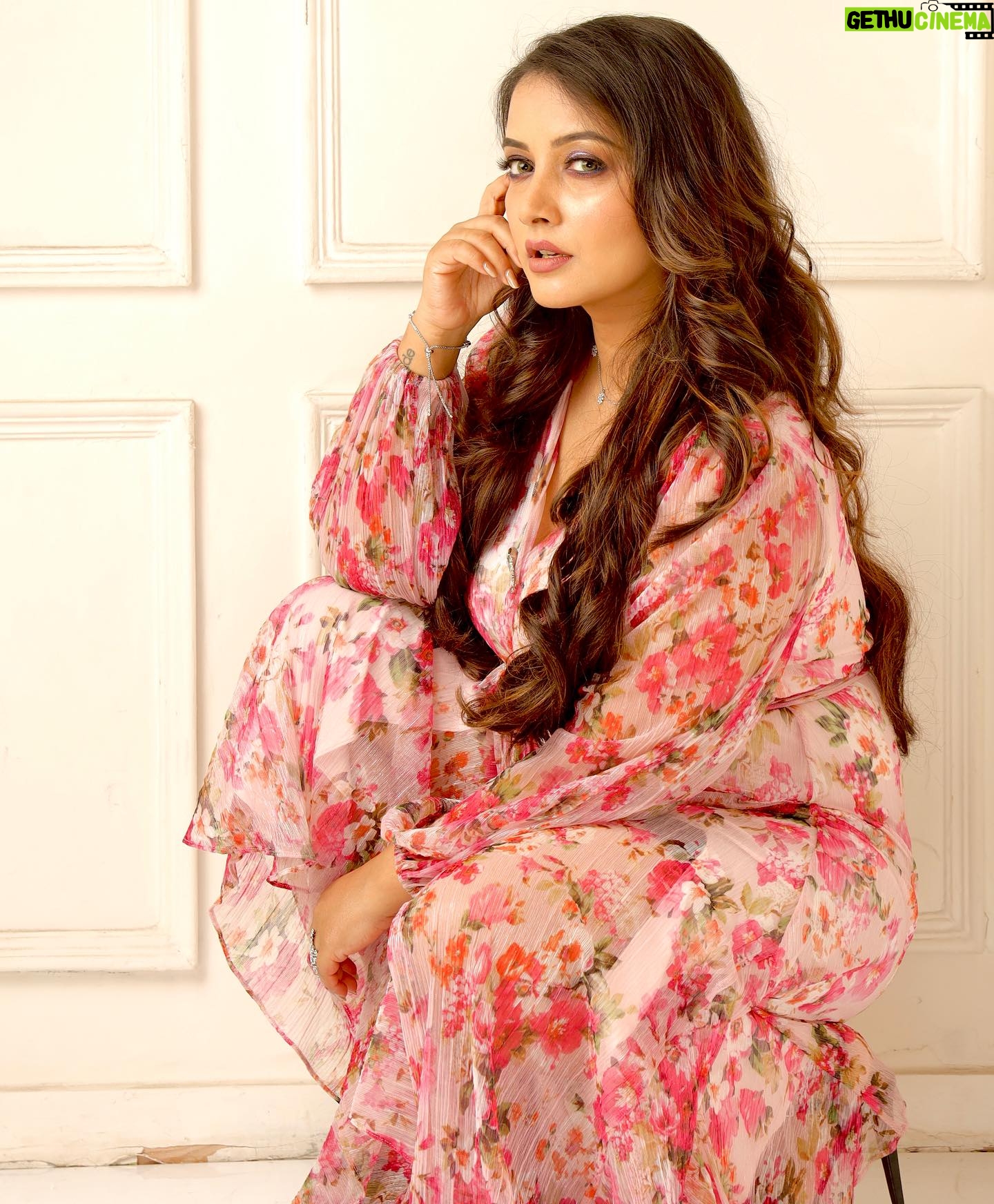 Nidhi Uttam Instagram - ‘MAY’ blooms, endless possibilities. 🌷 #floralchic Outfit~ @forevernew_india Mua ~ @makeupbyvaish Photographer ~ @faizialiphotography