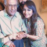 Nidhi Uttam Instagram – Padma Shri Ameen Sayani stirs deep emotions with his impressive ‘Bhaiyon aur behnon’ in the Radio world.
 His iconic voice not only echoed through the airwaves of the radio world but also into the hearts of millions. Through “Binaca Geetmala,” he didn’t just play songs; he painted memories, weaving a tapestry of emotions that bound listeners together in love for Bollywood music !
I had the privilege to meet the legend & speak to him for a while & receive his blessings ✨🙌🏻 

The great era of the iconic indian radio comes to an end💔 
Rest in peace Ameen sir ji🫶🏼💐 Love & Light 
@ameenjsayani