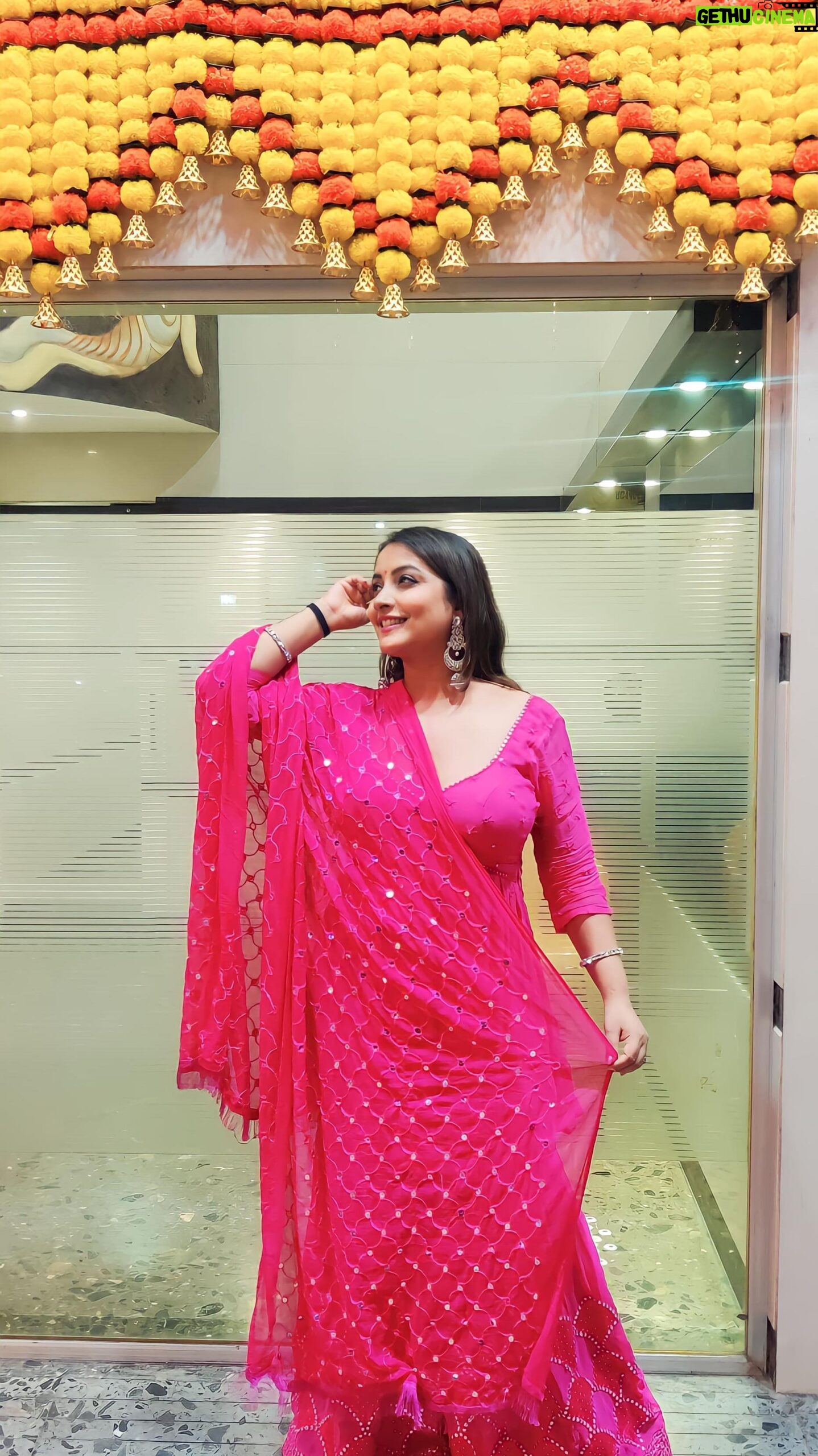 Nidhi Uttam Instagram - Festivity is in the air✨ Create this look for any festive occasion or a family wedding 🥰 super easy & yet attractive☺️ Comment below if you want me to create any look for a specific occasion 💝 Products used Eye makeup : @anastasiabeverlyhills Mascara : @maybelline_ind Lipstick : @dianaoflondon.cosmetics Foundation : @anastasiabeverlyhills