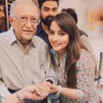 Nidhi Uttam Instagram – Padma Shri Ameen Sayani stirs deep emotions with his impressive ‘Bhaiyon aur behnon’ in the Radio world.
 His iconic voice not only echoed through the airwaves of the radio world but also into the hearts of millions. Through “Binaca Geetmala,” he didn’t just play songs; he painted memories, weaving a tapestry of emotions that bound listeners together in love for Bollywood music !
I had the privilege to meet the legend & speak to him for a while & receive his blessings ✨🙌🏻 

The great era of the iconic indian radio comes to an end💔 
Rest in peace Ameen sir ji🫶🏼💐 Love & Light 
@ameenjsayani