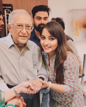 Nidhi Uttam Instagram - Padma Shri Ameen Sayani stirs deep emotions with his impressive ‘Bhaiyon aur behnon’ in the Radio world.
 His iconic voice not only echoed through the airwaves of the radio world but also into the hearts of millions. Through “Binaca Geetmala,” he didn’t just play songs; he painted memories, weaving a tapestry of emotions that bound listeners together in love for Bollywood music !
I had the privilege to meet the legend & speak to him for a while & receive his blessings ✨🙌🏻 

The great era of the iconic indian radio comes to an end💔 
Rest in peace Ameen sir ji🫶🏼💐 Love & Light 
@ameenjsayani