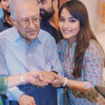 Nidhi Uttam Instagram - Padma Shri Ameen Sayani stirs deep emotions with his impressive ‘Bhaiyon aur behnon’ in the Radio world. His iconic voice not only echoed through the airwaves of the radio world but also into the hearts of millions. Through “Binaca Geetmala,” he didn’t just play songs; he painted memories, weaving a tapestry of emotions that bound listeners together in love for Bollywood music ! I had the privilege to meet the legend & speak to him for a while & receive his blessings ✨🙌🏻 The great era of the iconic indian radio comes to an end💔 Rest in peace Ameen sir ji🫶🏼💐 Love & Light @ameenjsayani