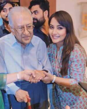 Nidhi Uttam Instagram - Padma Shri Ameen Sayani stirs deep emotions with his impressive ‘Bhaiyon aur behnon’ in the Radio world.
 His iconic voice not only echoed through the airwaves of the radio world but also into the hearts of millions. Through “Binaca Geetmala,” he didn’t just play songs; he painted memories, weaving a tapestry of emotions that bound listeners together in love for Bollywood music !
I had the privilege to meet the legend & speak to him for a while & receive his blessings ✨🙌🏻 

The great era of the iconic indian radio comes to an end💔 
Rest in peace Ameen sir ji🫶🏼💐 Love & Light 
@ameenjsayani