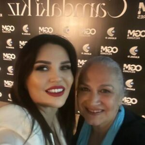 Nihal Menzil Instagram - Günaydın 💚
Yeni bir haftaya yeni umutlara merhaba 🍀💚🍀
Kalbi güzel insanlara selam olsun 💚
Camdaki kız dizimizin veda yemeğinde bazı karelerle selamlamak istedim sizleri.
Mucizelerle dolu bir hafta diliyorum hepimize 🍀💚🍀
@drgbudayicioglu
@nursurerofficial
@ogm.pictures
@camdakikiz 
@muge_ulusoy_medya_
@fulyafilazi
@mervepoo
@hamza_yazici
@enginsenkan
@handeataizi
@__manoche__
@korkmazzbeyzaa

#Türkiye #istanbul #beşiktaş 
#nihalmenzil #camdakikiz #tbt
#doğa #asmalıkonak #keşfet 
#kedi #iyiakşamlar #izmir 
#iyigünler #güzel #günaydın 
#atatürk #ankara #moda 
#sanat #sevgi #mavi 
#like #kapadokya #aşk 
#instagram #müzik #can 
#turkey #mevlana #mutluluk