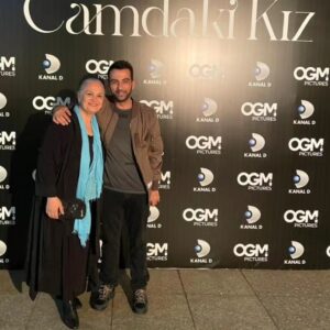 Nihal Menzil Instagram - Günaydın 💚
Yeni bir haftaya yeni umutlara merhaba 🍀💚🍀
Kalbi güzel insanlara selam olsun 💚
Camdaki kız dizimizin veda yemeğinde bazı karelerle selamlamak istedim sizleri.
Mucizelerle dolu bir hafta diliyorum hepimize 🍀💚🍀
@drgbudayicioglu
@nursurerofficial
@ogm.pictures
@camdakikiz 
@muge_ulusoy_medya_
@fulyafilazi
@mervepoo
@hamza_yazici
@enginsenkan
@handeataizi
@__manoche__
@korkmazzbeyzaa

#Türkiye #istanbul #beşiktaş 
#nihalmenzil #camdakikiz #tbt
#doğa #asmalıkonak #keşfet 
#kedi #iyiakşamlar #izmir 
#iyigünler #güzel #günaydın 
#atatürk #ankara #moda 
#sanat #sevgi #mavi 
#like #kapadokya #aşk 
#instagram #müzik #can 
#turkey #mevlana #mutluluk