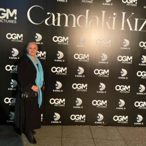 Nihal Menzil Instagram - Günaydın 💚
Yeni bir haftaya yeni umutlara merhaba 🍀💚🍀
Kalbi güzel insanlara selam olsun 💚
Camdaki kız dizimizin veda yemeğinde bazı karelerle selamlamak istedim sizleri.
Mucizelerle dolu bir hafta diliyorum hepimize 🍀💚🍀
@drgbudayicioglu
@nursurerofficial
@ogm.pictures
@camdakikiz 
@muge_ulusoy_medya_
@fulyafilazi
@mervepoo
@hamza_yazici
@enginsenkan
@handeataizi
@__manoche__
@korkmazzbeyzaa

#Türkiye #istanbul #beşiktaş 
#nihalmenzil #camdakikiz #tbt
#doğa #asmalıkonak #keşfet 
#kedi #iyiakşamlar #izmir 
#iyigünler #güzel #günaydın 
#atatürk #ankara #moda 
#sanat #sevgi #mavi 
#like #kapadokya #aşk 
#instagram #müzik #can 
#turkey #mevlana #mutluluk