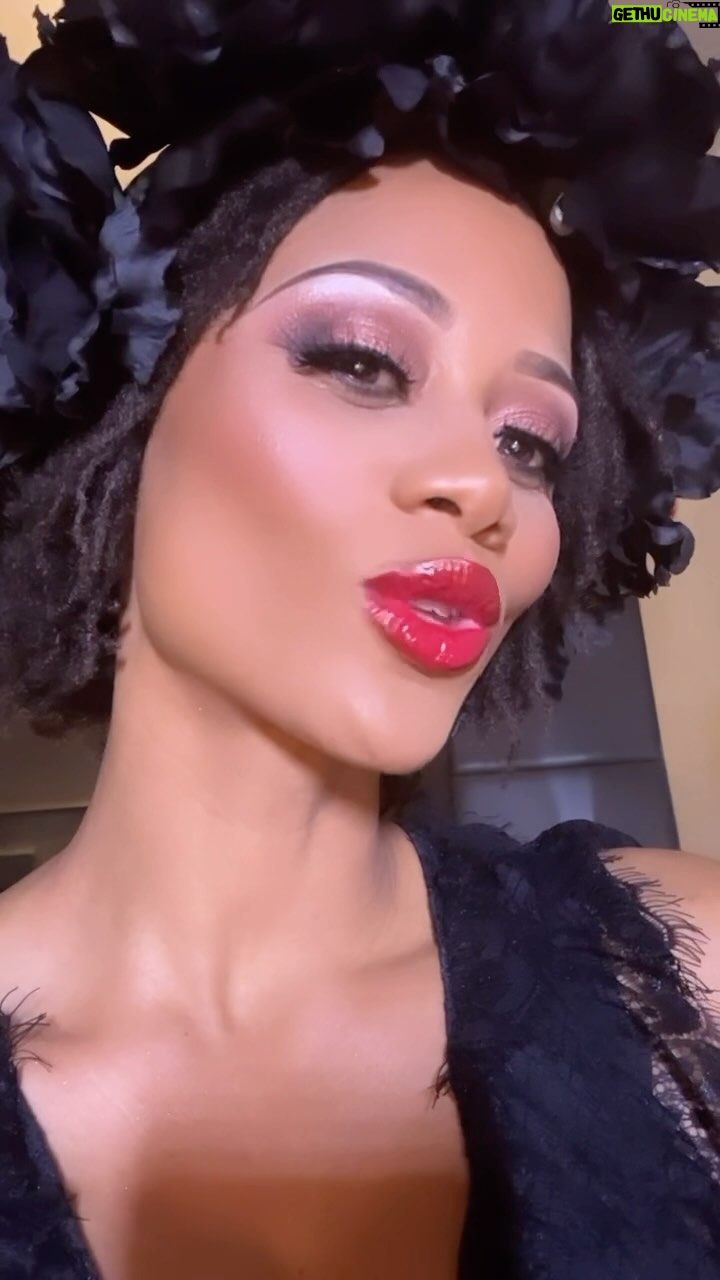 Nika King - 576 Likes - Another Hollywood night 💋
@q_paints
.
#flowerchild #hippie #blackhippie #love #keepshining