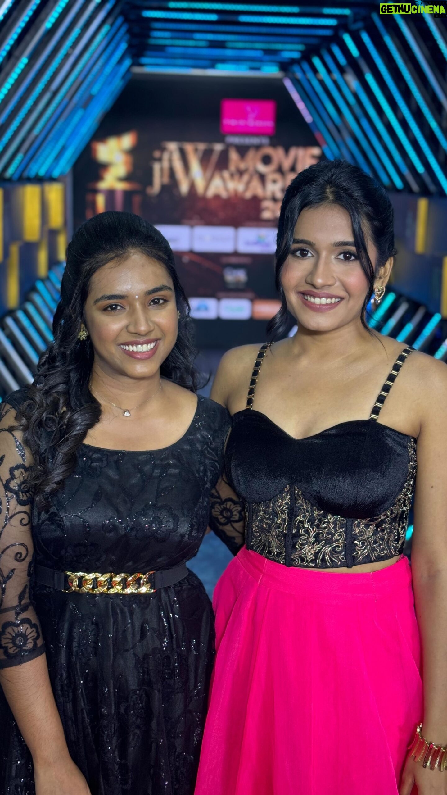 Nikhila Sankar Instagram - There’s no separate picture with you! But very very happy to do a reel for the first time, that too with your song! Love you chella Kutty 💜 #jfw #katchisera #nikhila #samyuktha #trendingreels #jfw